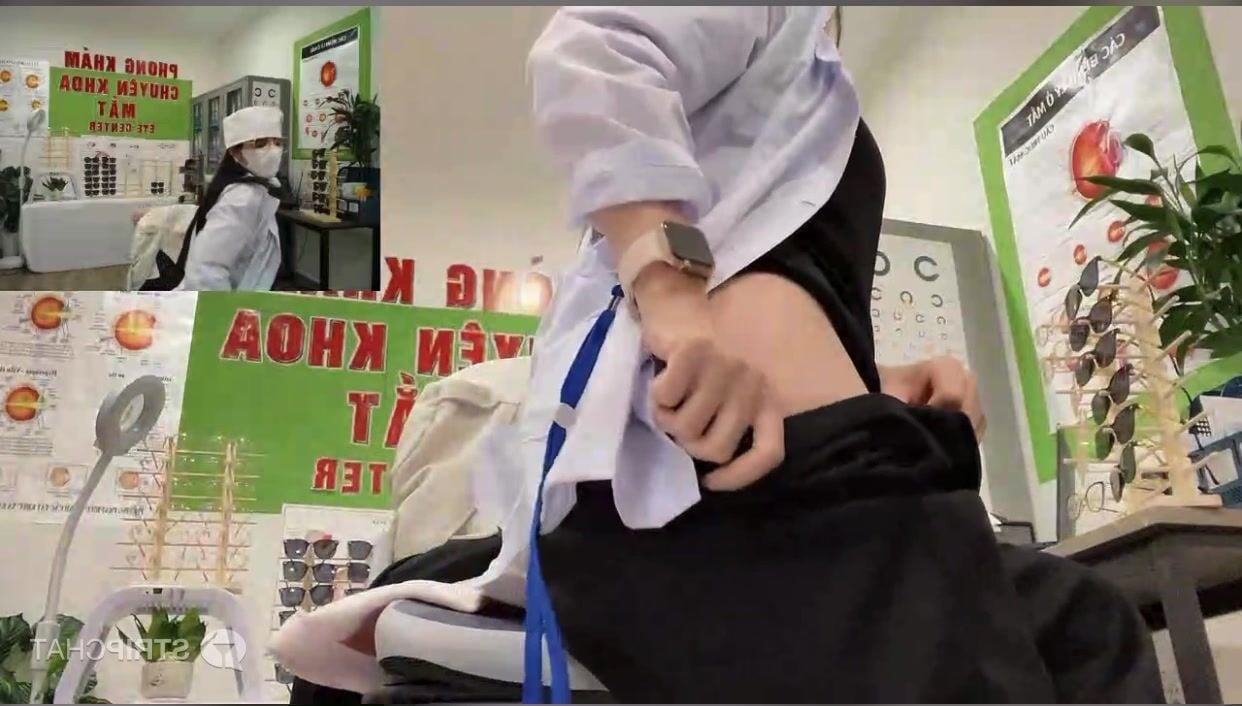 Nữ bác sĩ dâm thủ dâm phụt nước trong phòng khám mắt